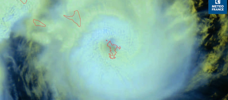 Le samedi 14 décembre en fin de matinée, l'oeil du cyclone intense CHIDO est sur le nord de la Grande-Terre.